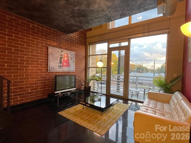 Building Photo - 710 W Trade St