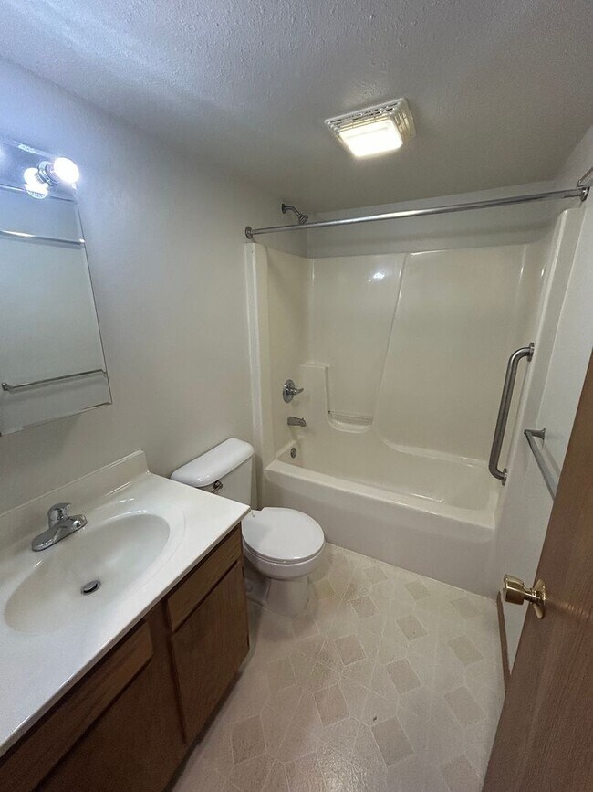 Building Photo - 2 bedroom 1 bath, 2nd floor apartment - Balcony & Central Heat & A/C