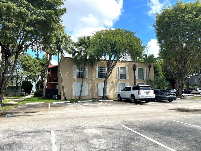 Building Photo - 10822 N Kendall Dr