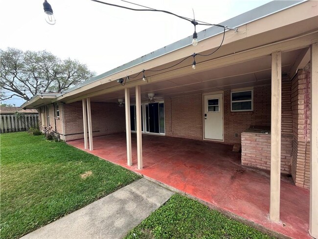 Building Photo - Ranch Style Home with Back Apartment