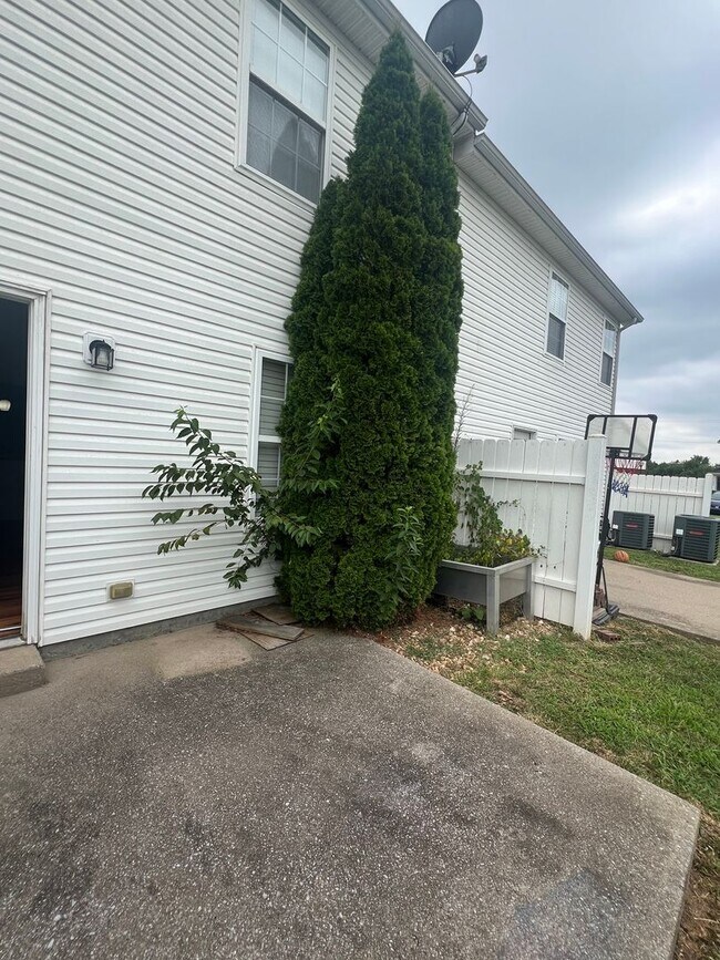 Building Photo - CONVIENT... TOWNHOME 2 BEDROOM 2.5 BATH