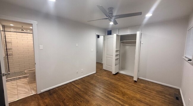 Building Photo - Charming 3-Bedroom Home in Crestwood with a Private Creekside Backyard