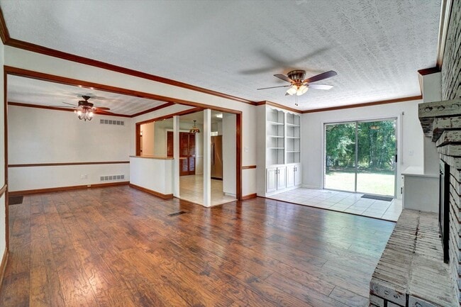 Building Photo - 606 Evergreen Dr