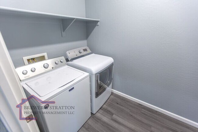 Building Photo - 391 S 163rd Dr - 4BR, 2BA - Sarival/Van Buren