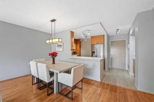 Building Photo - 340 Sunset Dr