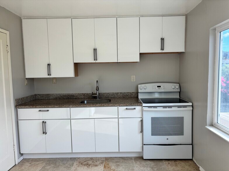 Kitchen - 6742 Snowdon Ave