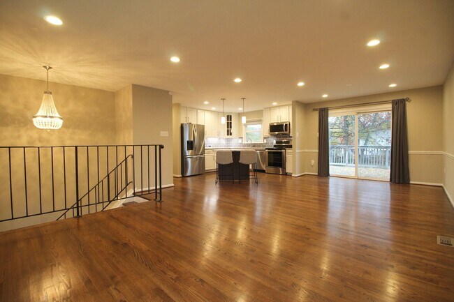 Building Photo - Large 4BR/3B Brick Home