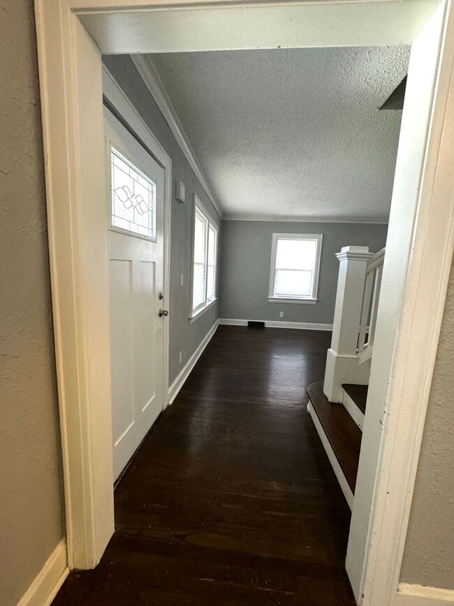 Building Photo - Spacious 3 Bedroom Home