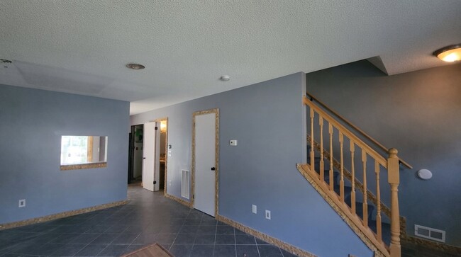 Building Photo - 25 Seneca Dr