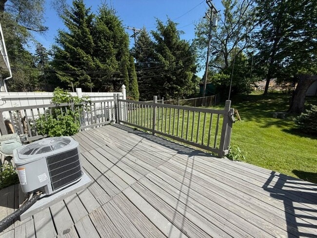 Building Photo - 2 bedroom 1.5 bathroom townhouse - Availab...
