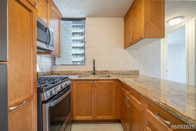 Building Photo - $2600.00 | 2BD/1BA Condo ALL UTILITIES INC...