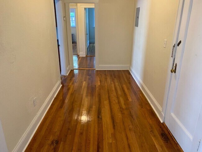Building Photo - 9/1 NO FEE! Spacious 2BR in elevator building, reno. kitchen
