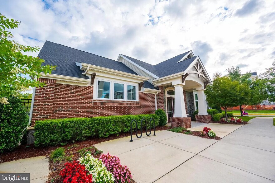 Exterior - community club house / pool - 25239 Laureldale Ter