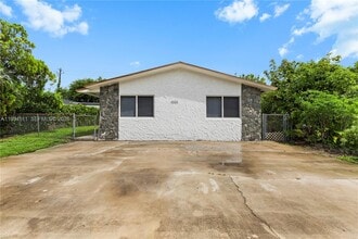 Building Photo - 6121 SW 40th Ct