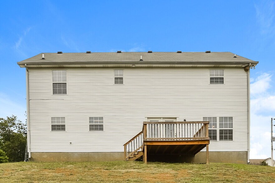 Building Photo - 2013 Summit Ln