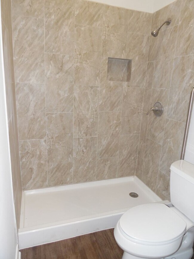 Building Photo - Wonderfully Remodeled Duplex Near River Cr...