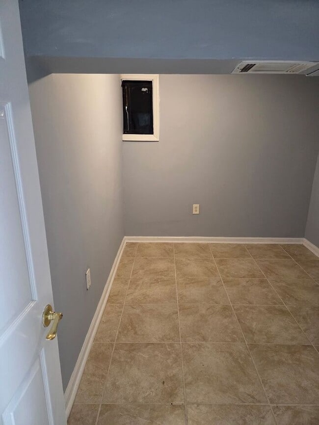 Building Photo - Spacious 3.5 BDR Apartment with Closed Front Balcony & Backyard Access!