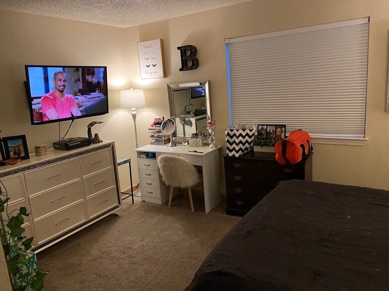 Building Photo - 3180 Country Club Dr