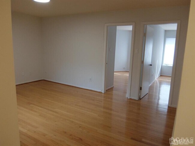 Building Photo - 35 Sayre Dr