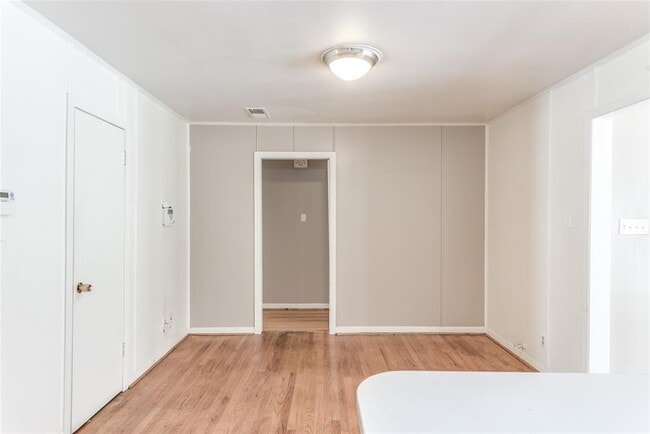 Building Photo - 5537 Lincrest Ln