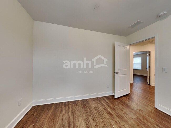 Building Photo - 526 Lateleaf Dr