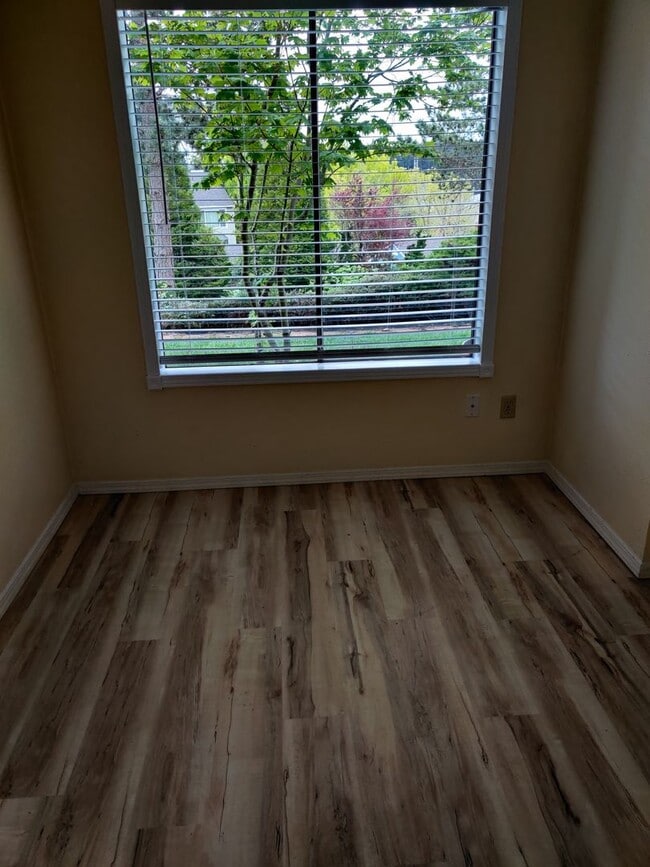 Building Photo - Cozy 1 bedroom in the heart of Kingsgate neighborhood