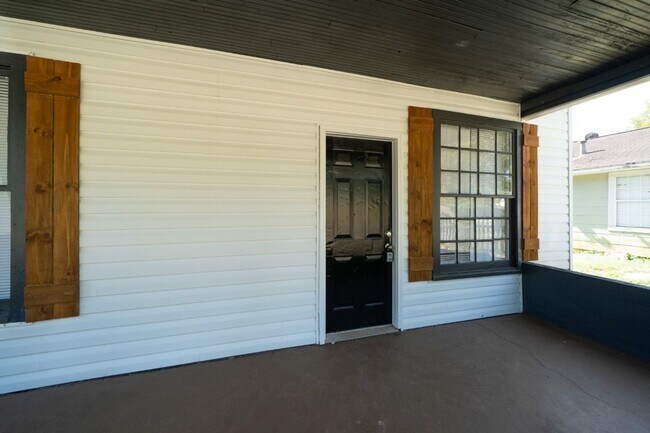 Building Photo - 1623 Holbrook Ave