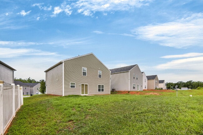 Building Photo - Experience Spacious Comfort: 3-Bedroom Home with 2.5 Baths.