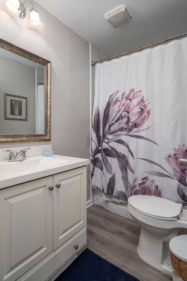 Building Photo - Charming 2-Bedroom Picturesque Furnished H...
