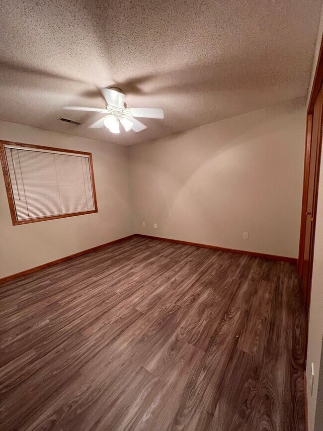 Building Photo - 2 Bedroom Town Home, FLEXIBLE MOVE IN DATE!