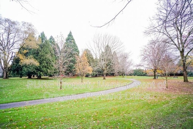 Building Photo - 14128 NE Sandy Blvd