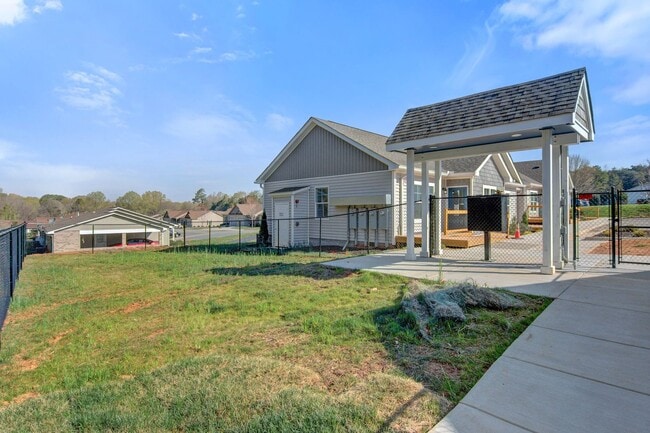 Building Photo - Modern 2-Bed, 2-Bath Single-Level Townhome in Conover – Pet-Friendly Community!