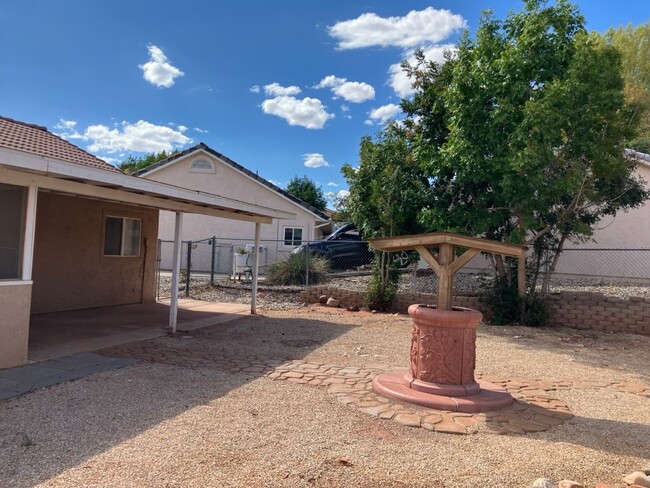 Building Photo - 627 E Springhill Dr