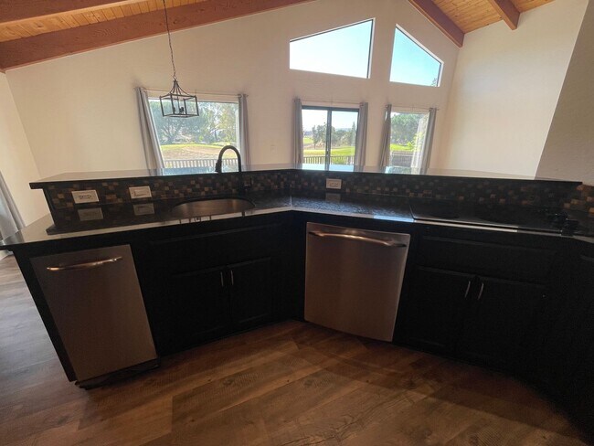 Building Photo - 3 Bed 3 Bath Ridgemark Home - Golf Course ...