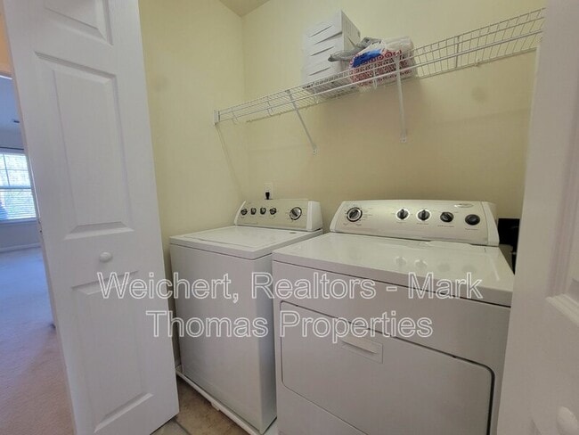 Building Photo - 100-251 Stratford Lakes Dr