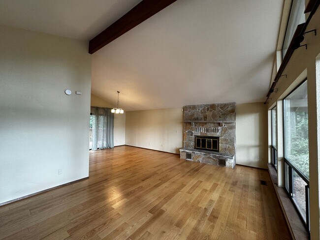 Building Photo - Silverdale Split-Level Home with Bonus Are...