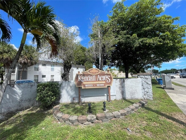 Building Photo - 10361 N Kendall Dr