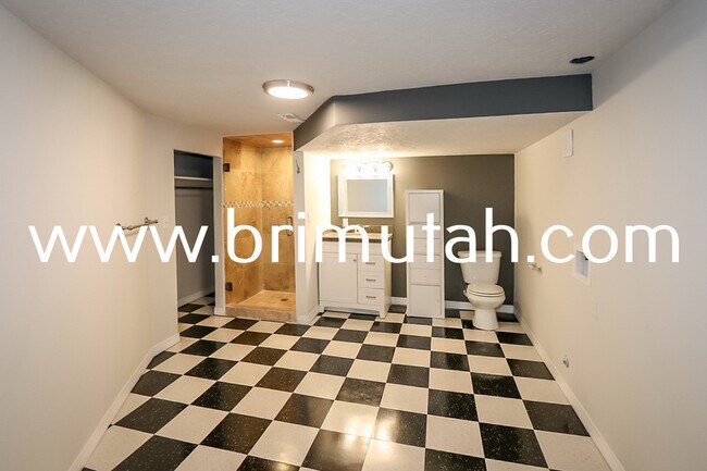 Building Photo - 1105 Laird Ave S