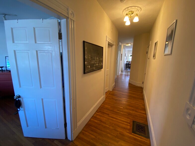Building Photo - 176 Elm St