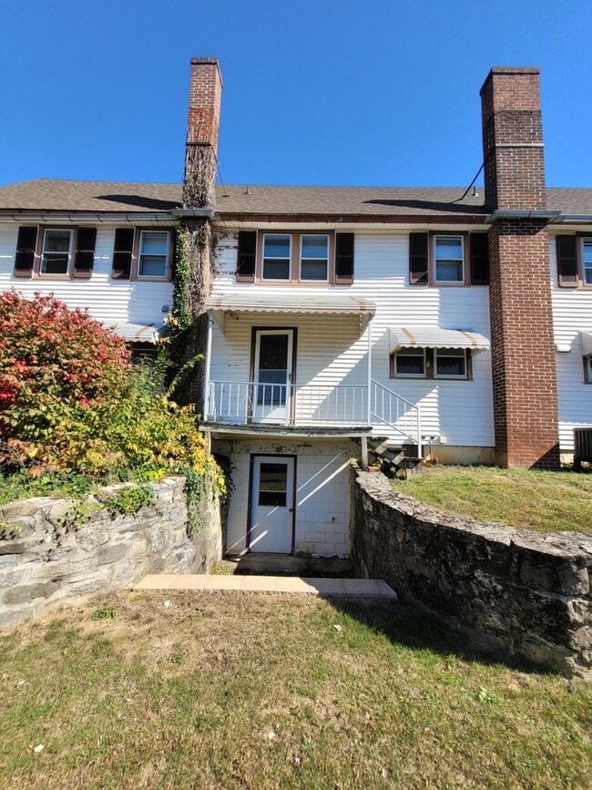 Building Photo - 104 N Custer Ave
