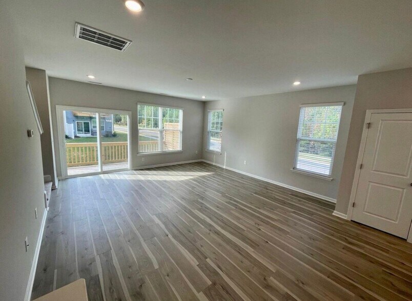 Building Photo - 1000 Manorhaven Dr