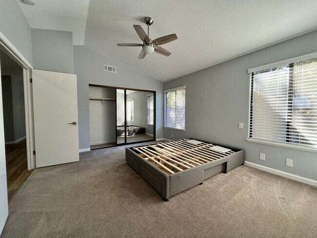 Building Photo - Beautiful 3 Bedroom Home in Roseville