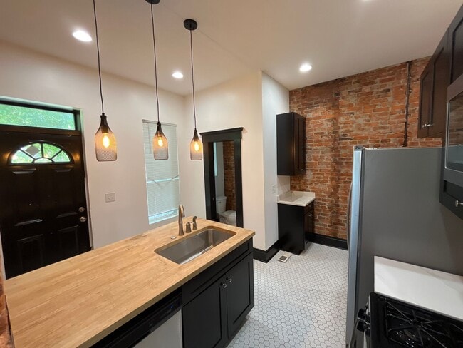 Building Photo - Spacious 3 bedroom duplex near Franklin Park
