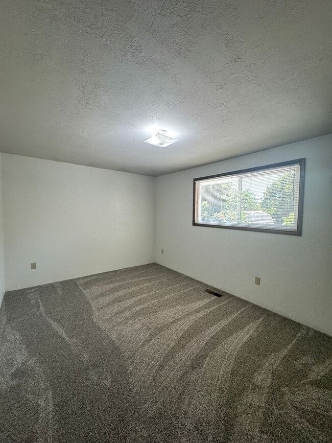 Building Photo - 3 bed 2 bath house with attached garage an...