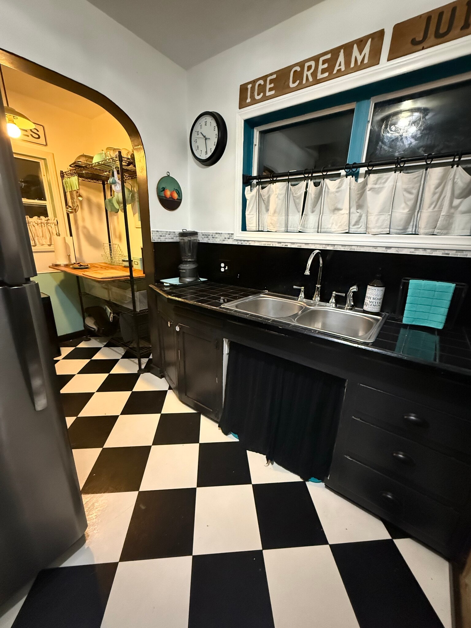 Kitchen - 302 E Vince St