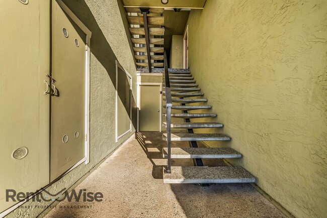 Building Photo - 963 Ridgeview Ct