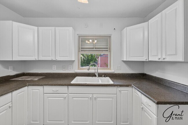 Building Photo - $1350 3 bedrooms