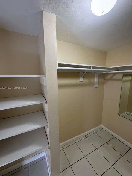 Building Photo - 10383 N Kendall Dr