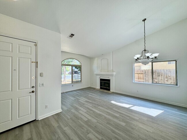 Building Photo - 528 Burgundy St