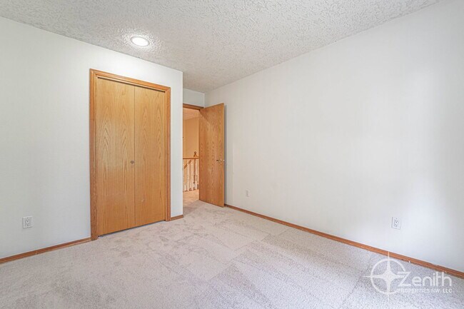 Building Photo - 5408 NE 101st Cir